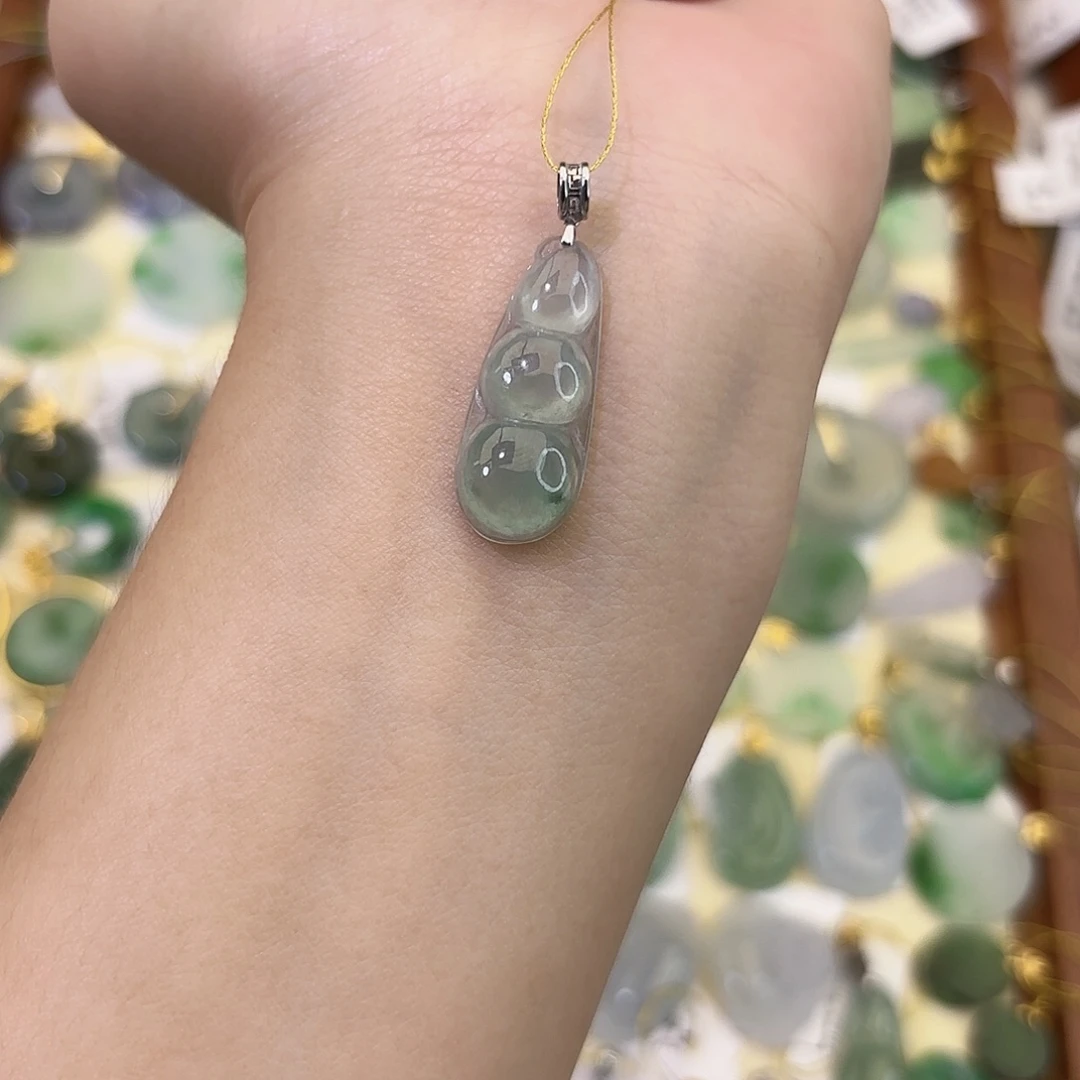 翡翠18K金镶嵌颈饰豆子