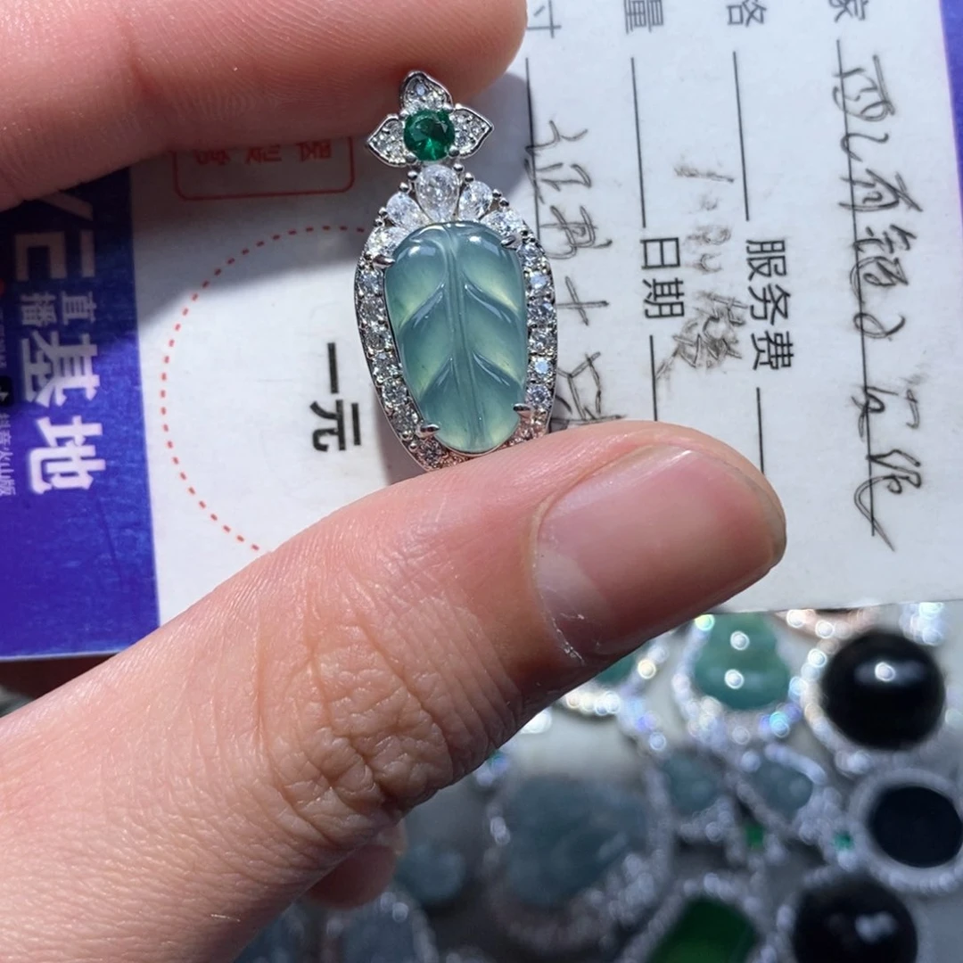 翡翠颈饰未镶嵌西****茄翡翠