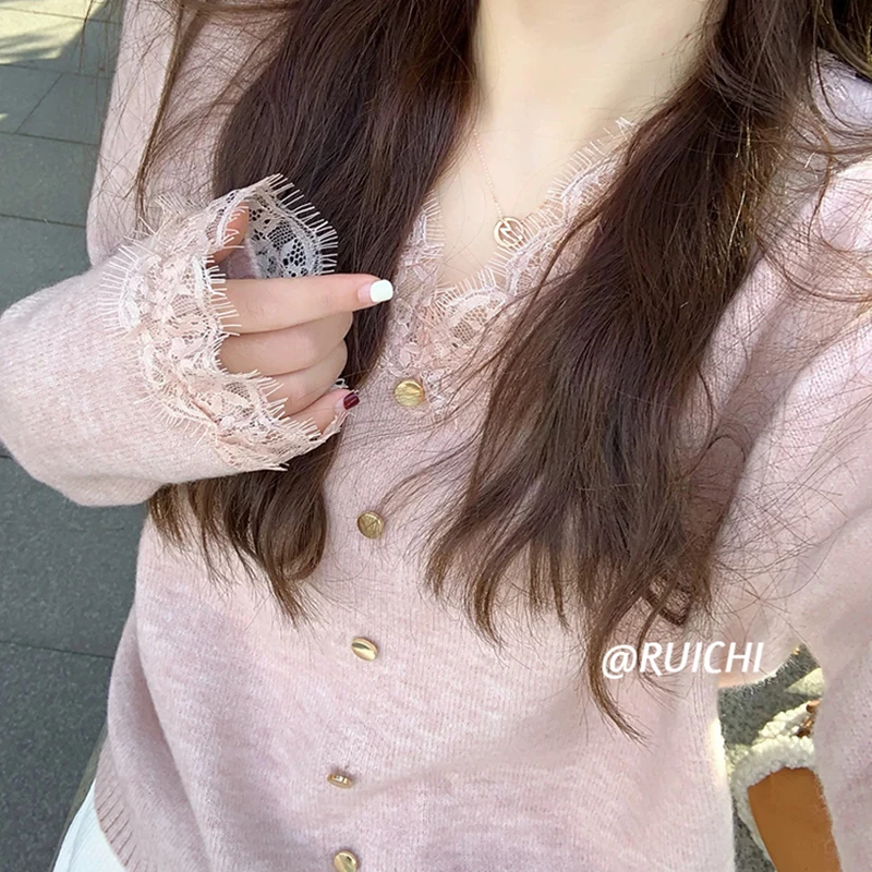 奶fufu~2025春季新款温柔甜美蕾丝V领拼接套头毛衣针织衫上衣女