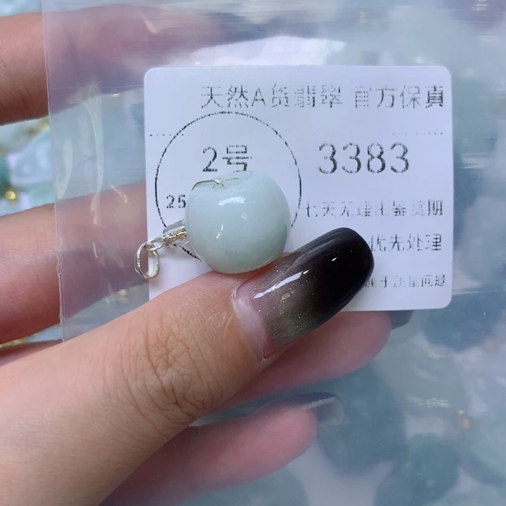 翡翠足银镀金镶嵌颈饰翡翠