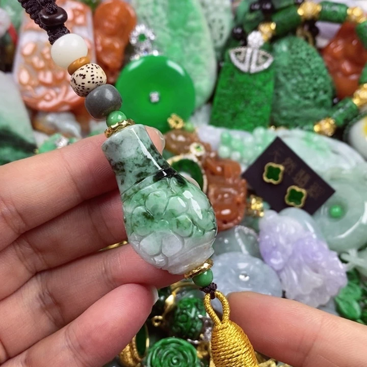 翡翠未镶嵌吊坠(赠链)