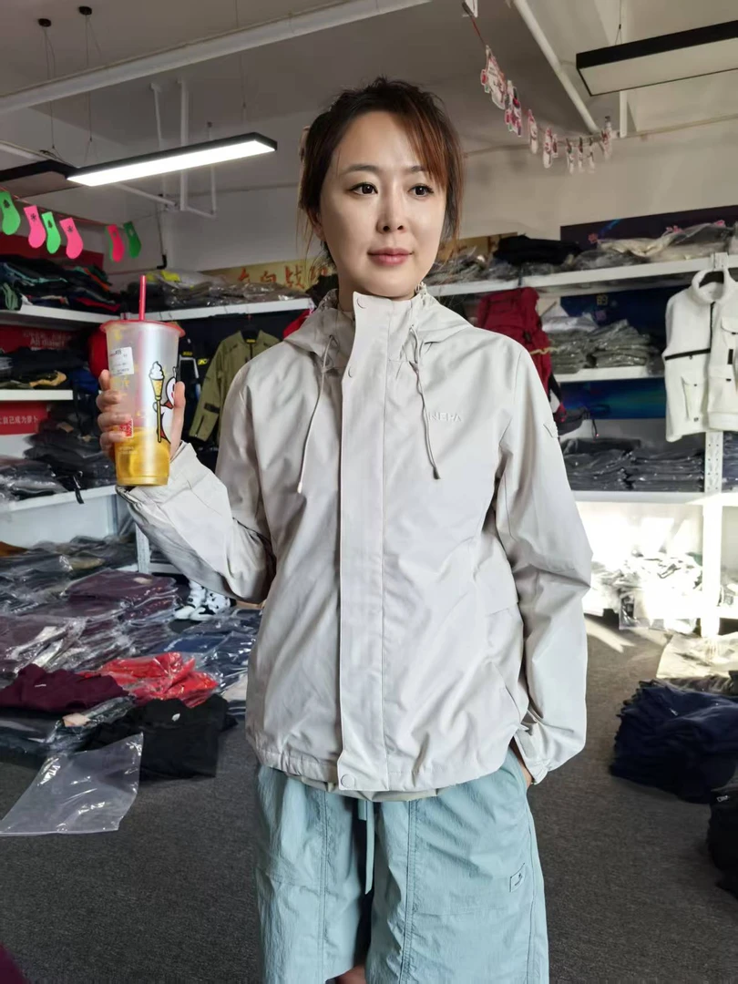 秋季女士外套常规款运动风户外女子连帽运动时尚防风防水
