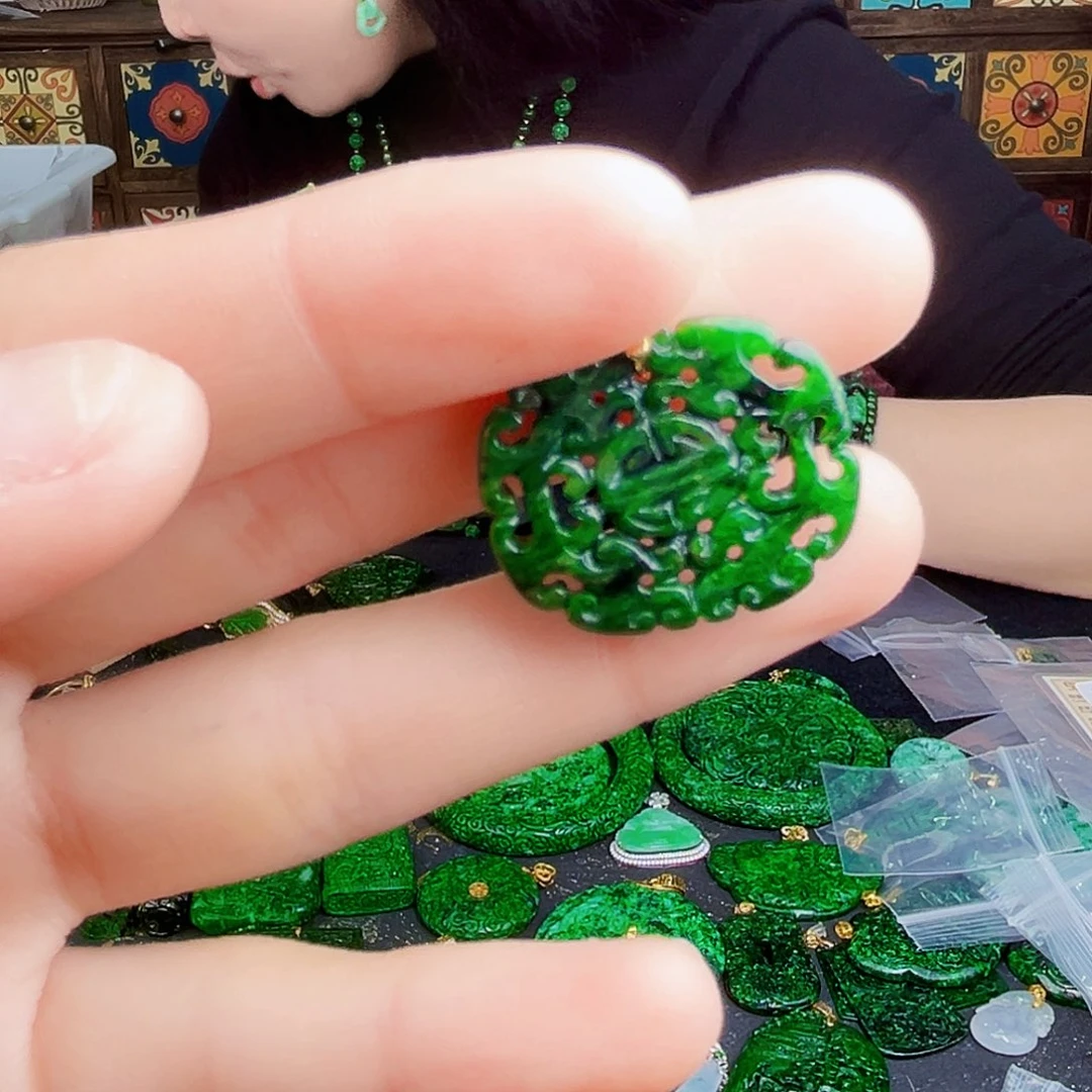 颈饰未镶嵌翡翠多样性