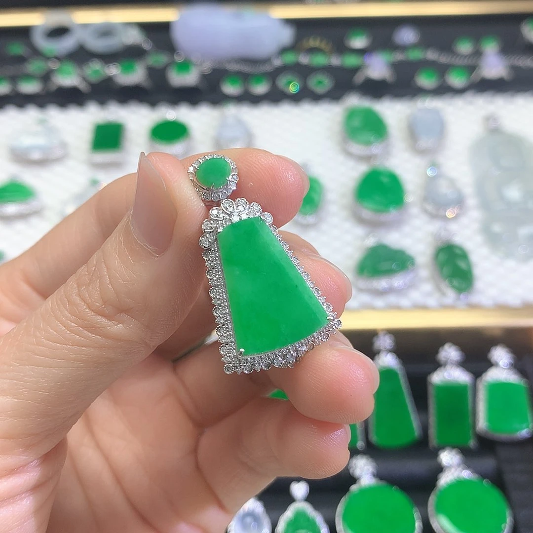 颈饰18K金镶嵌翡翠吊坠