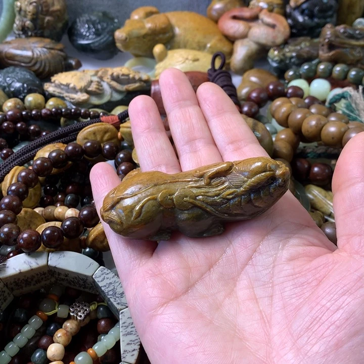 未镶嵌岫岩河磨玉（透闪石质玉）把件