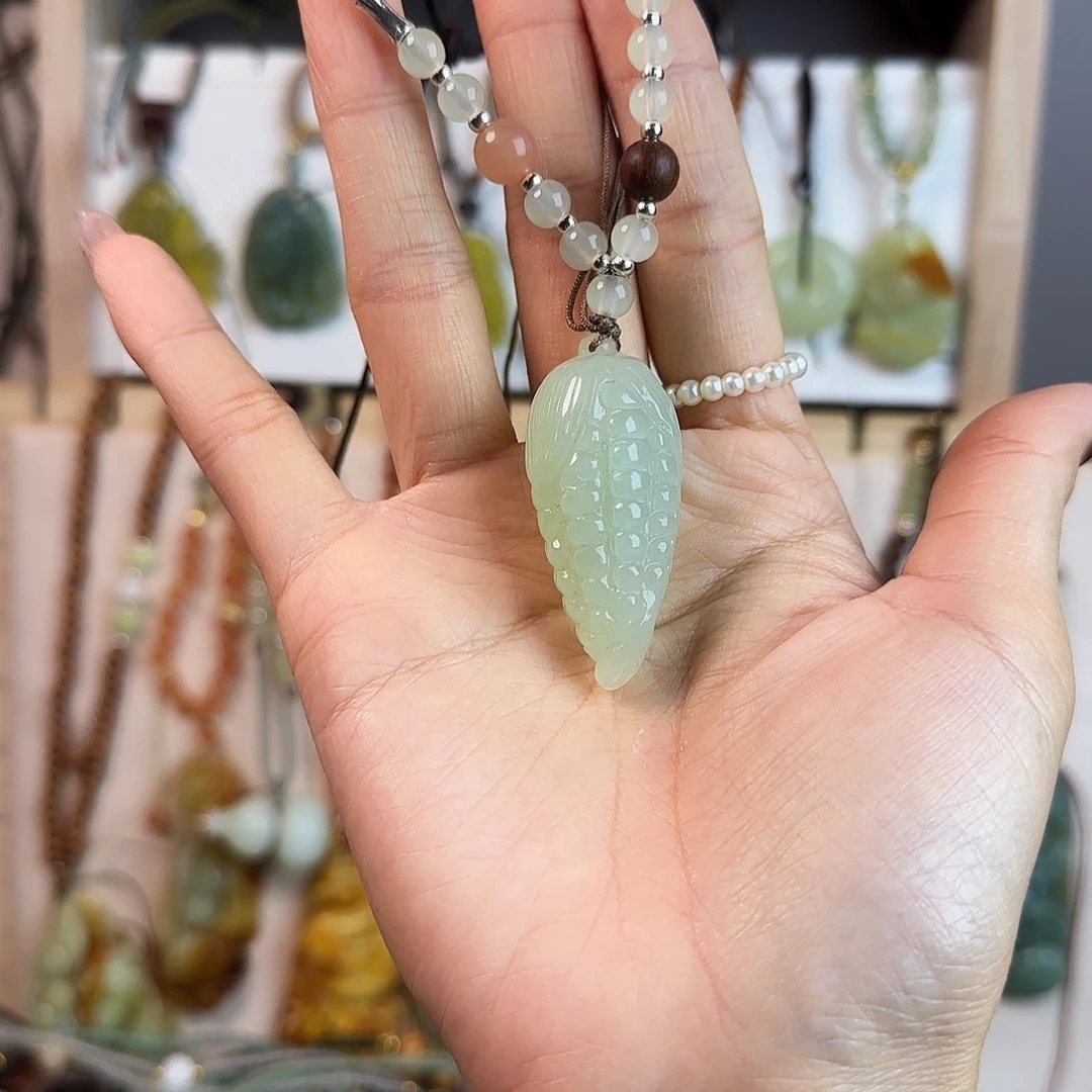 蛇纹石玉未镶嵌颈饰