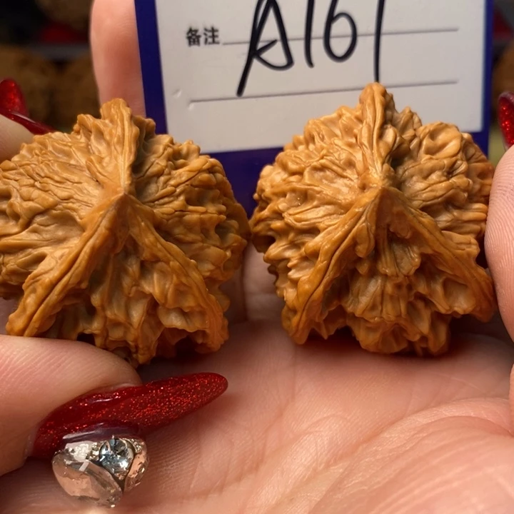 陈***二把件桃核全品三棱