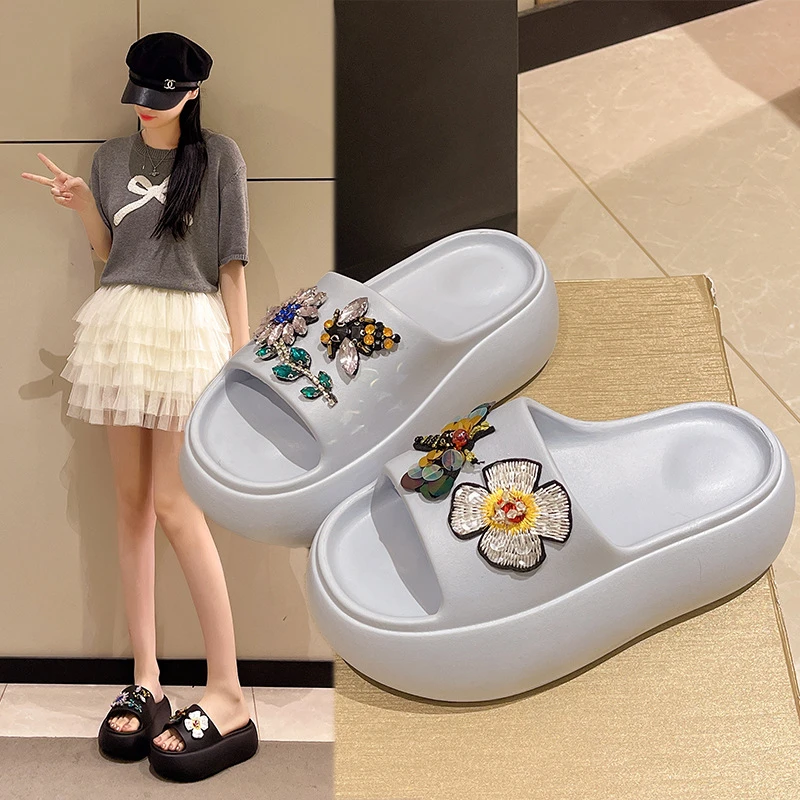 韩国经典刺绣彩钻花卉厚底拖鞋时尚轻奢女士浴室防滑踩屎感一字拖