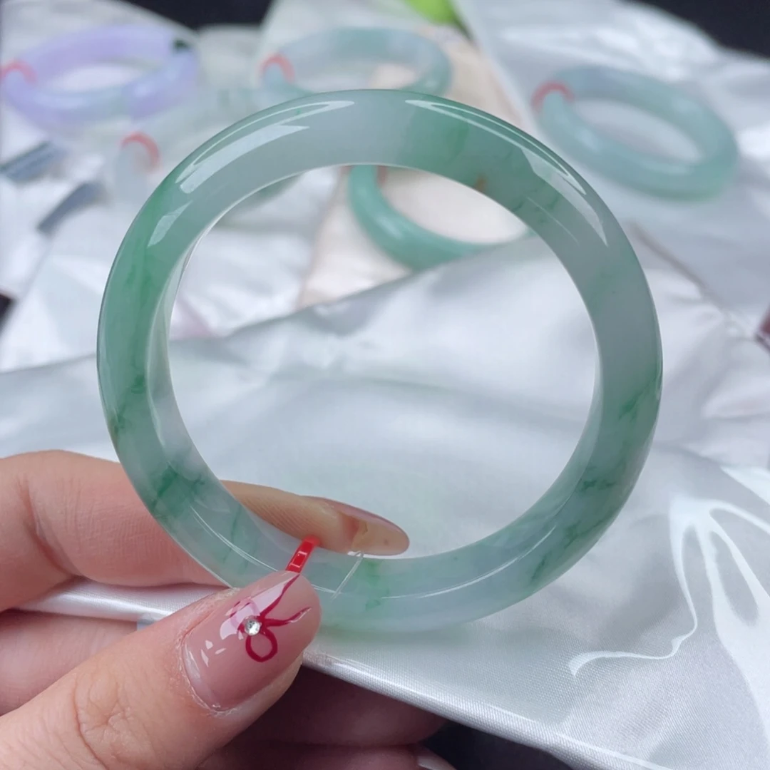 翡翠手镯未镶嵌55圈口