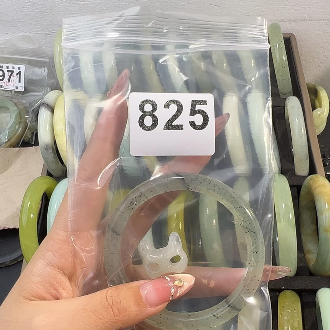 四***。蛇纹石玉未镶嵌手镯