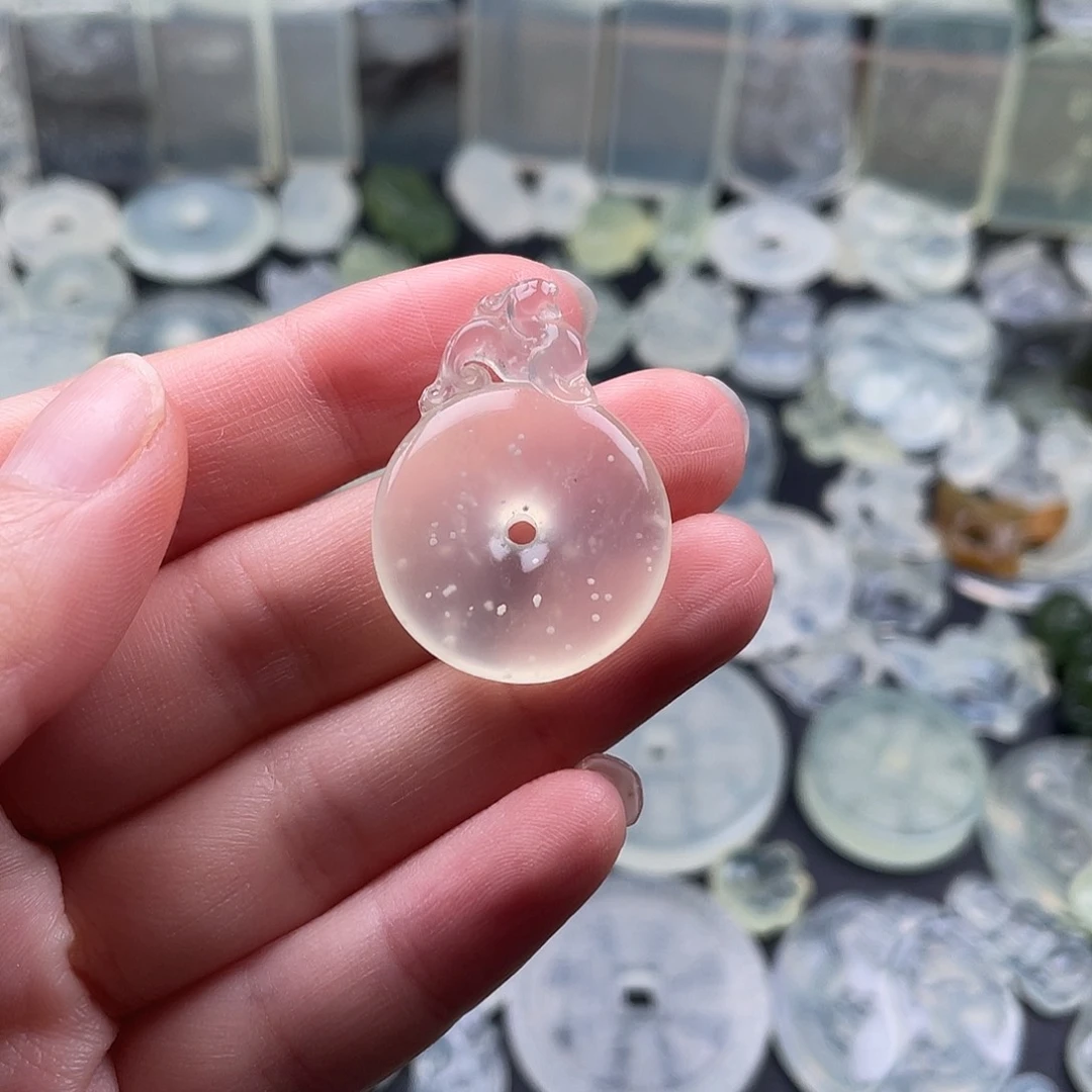 岫玉未镶嵌颈饰平安扣