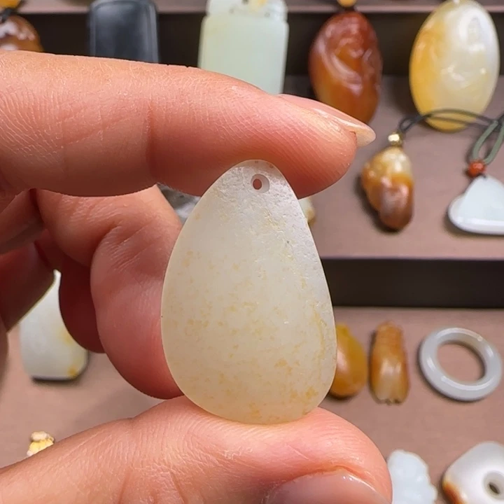 和田玉未镶嵌颈饰翘**狗