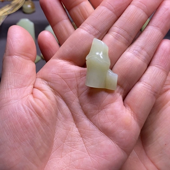 上***)和田玉未镶嵌颈饰