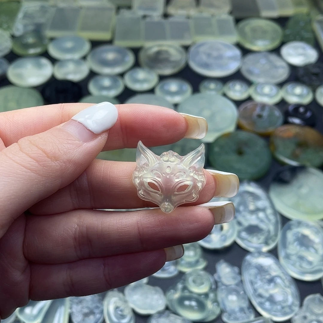 岫玉未镶嵌颈饰狐狸面具