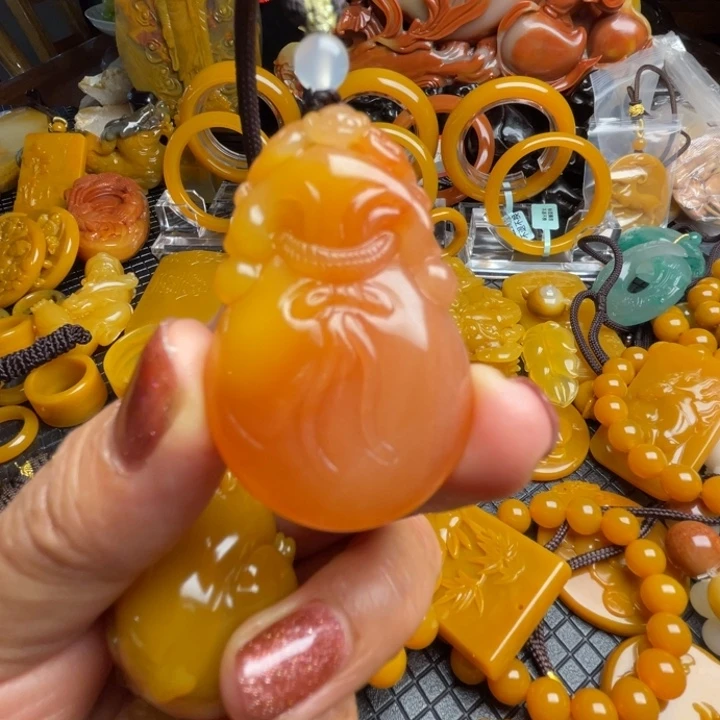 未镶嵌石英质玉（黄龙玉）颈饰黎****店
