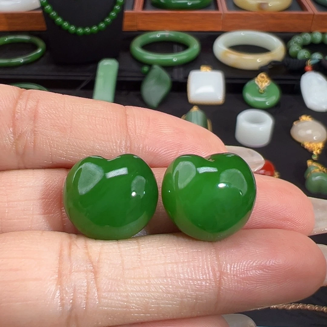我***糕和田玉（碧玉）未镶嵌颈饰阳绿爱心裸面一对