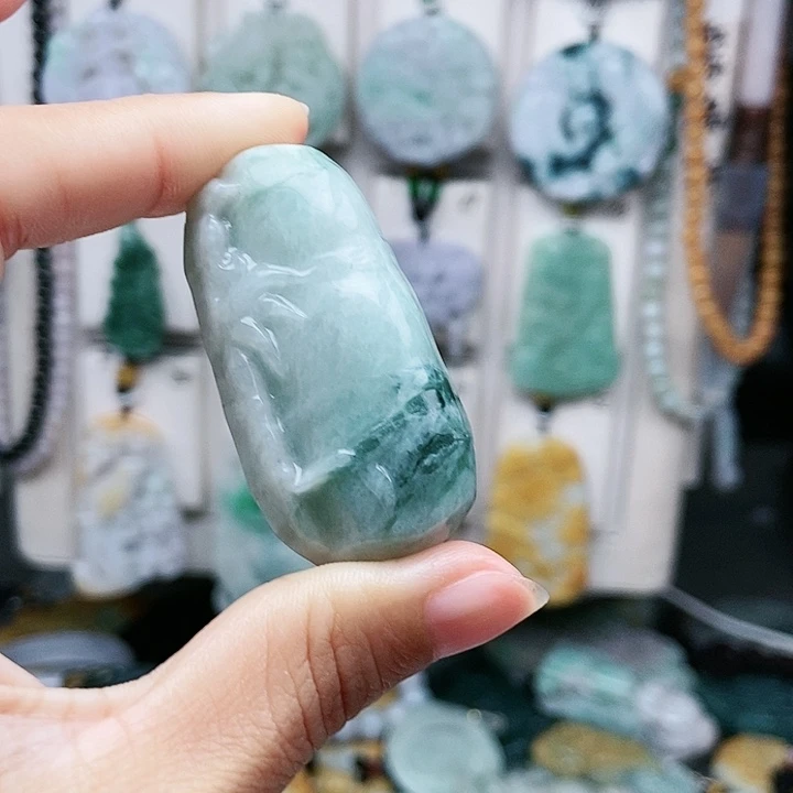 颈饰足铂镶嵌翡翠翡翠