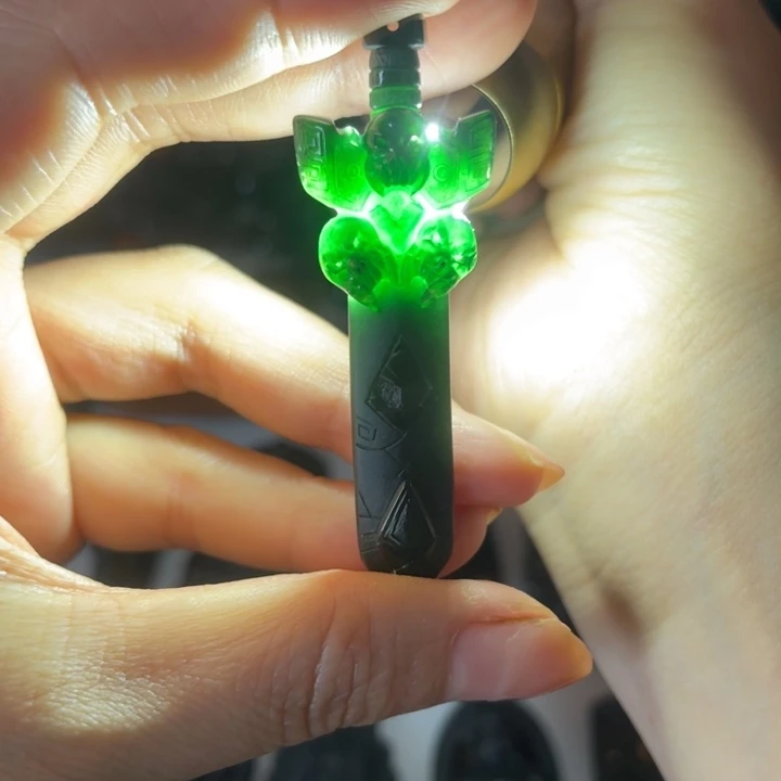 翡翠未镶嵌颈饰墨翠宝剑