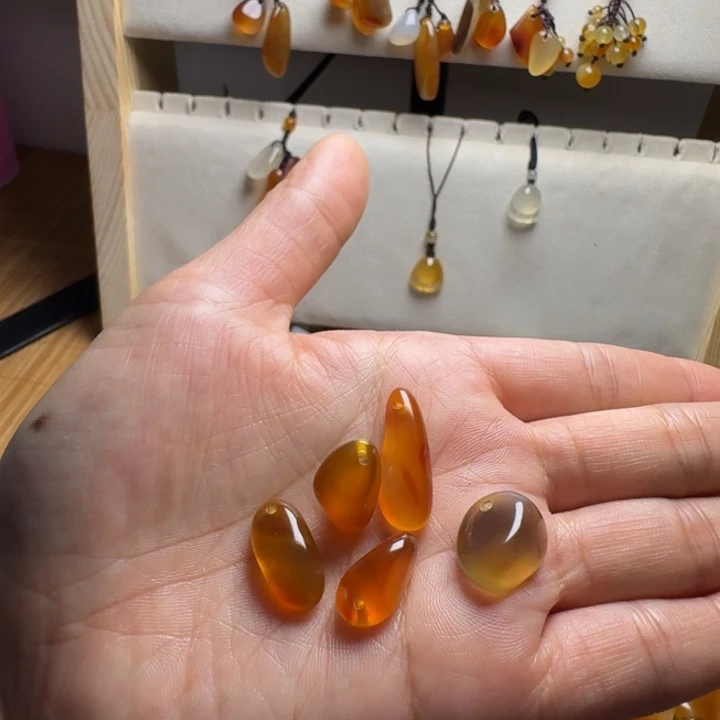 侯***玛瑙/玉髓未镶嵌颈饰