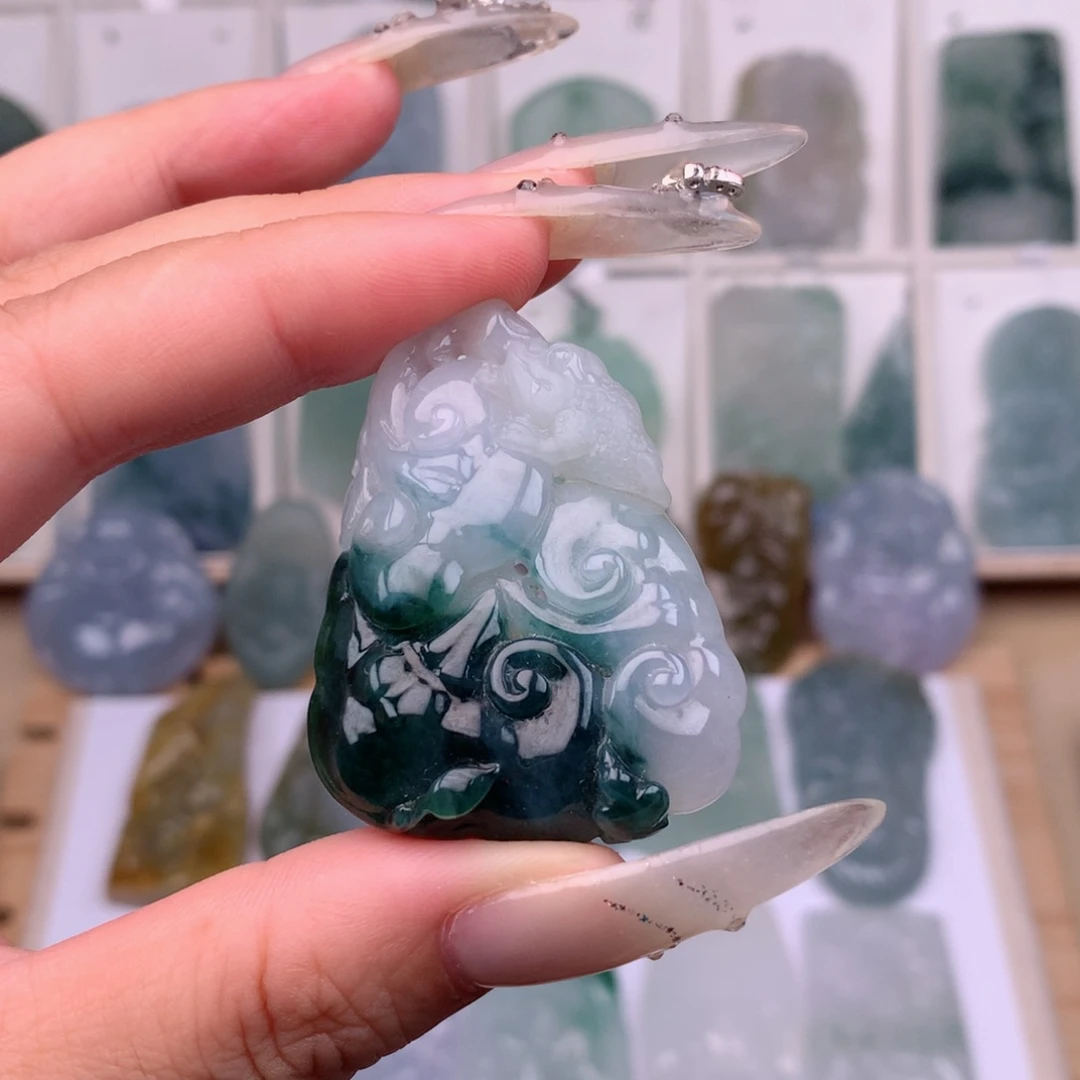 翡翠未镶嵌颈饰如意