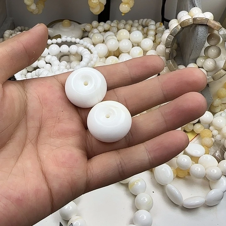 大果紫檀（缅甸花梨）两个小葫芦带绳子