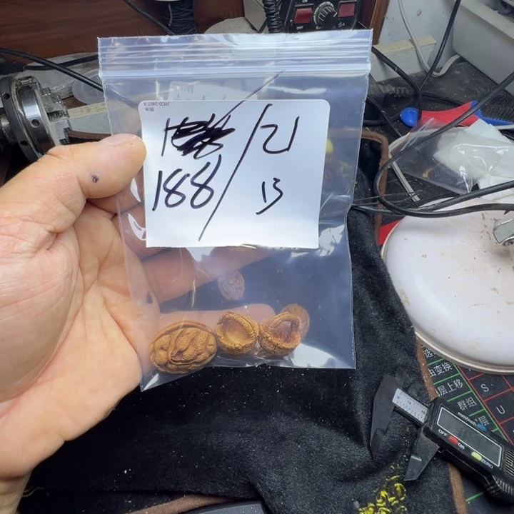 邹***金二层牛皮盘锦桃核雕刻福利