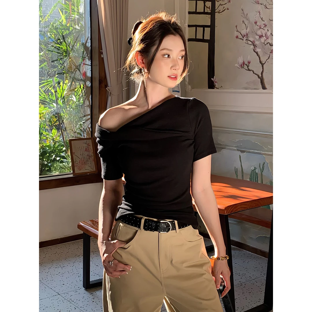 【尔给】夏季斜领露肩扭结短袖性感辣妹设计感小众修身上衣女