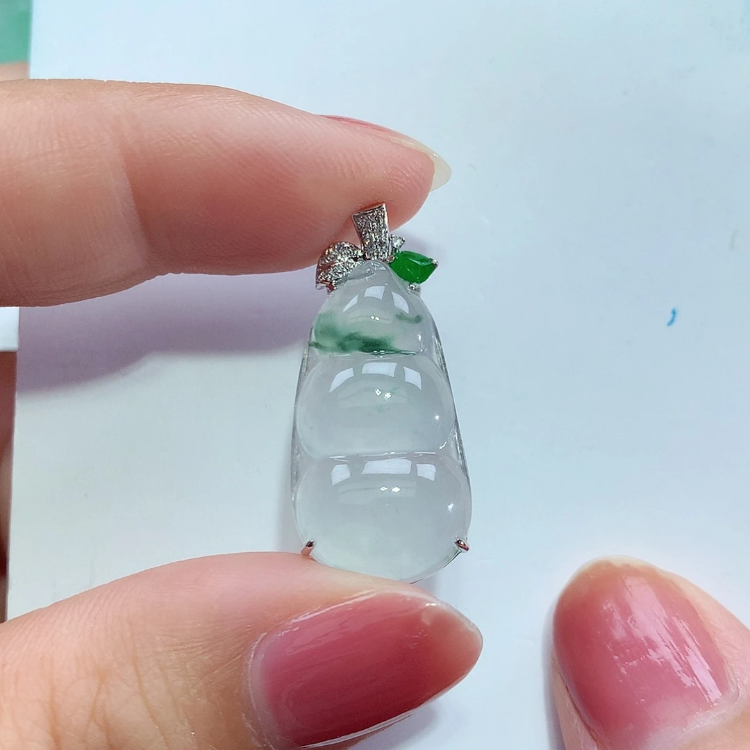 翡翠18K金镶嵌颈饰豆