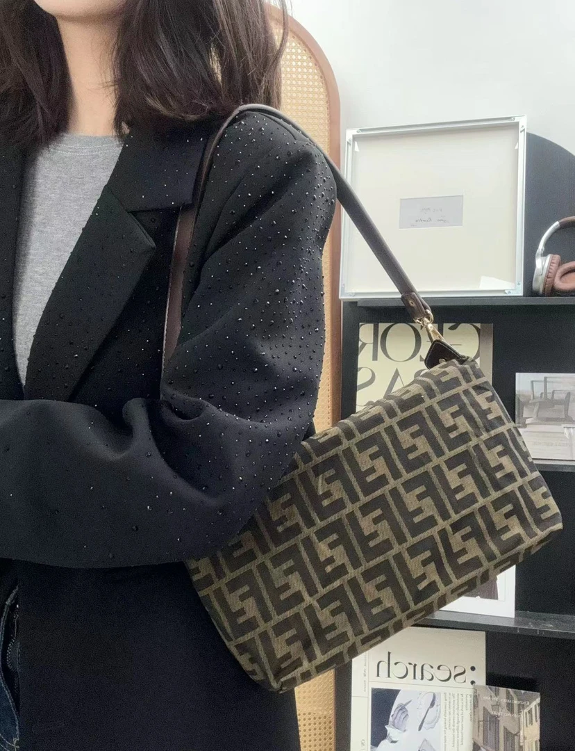 95新 FENDI/芬迪 老花洗漱包单肩包/秋境 09572