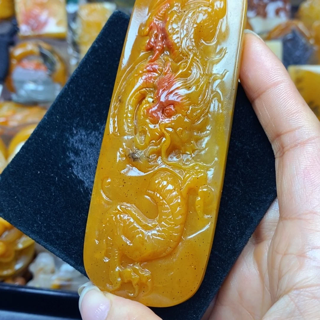 未镶嵌石英质玉（黄龙玉）颈饰