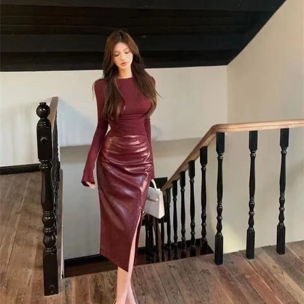 修身性感长袖T恤搭配高腰开叉包臀皮裙套装女秋季显瘦