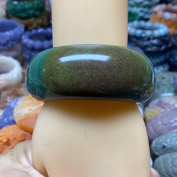 未镶嵌手镯石英质玉（佘太翠）
