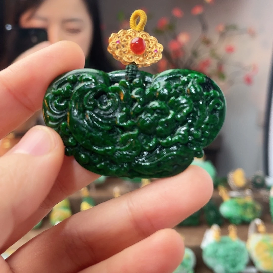 翡翠未镶嵌吊坠(赠链)