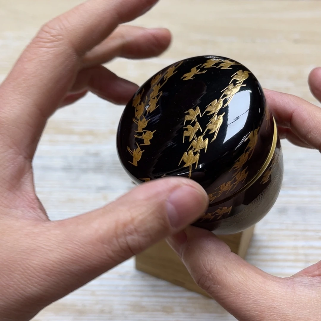 瓷片躺*密密麻麻地排列着一个