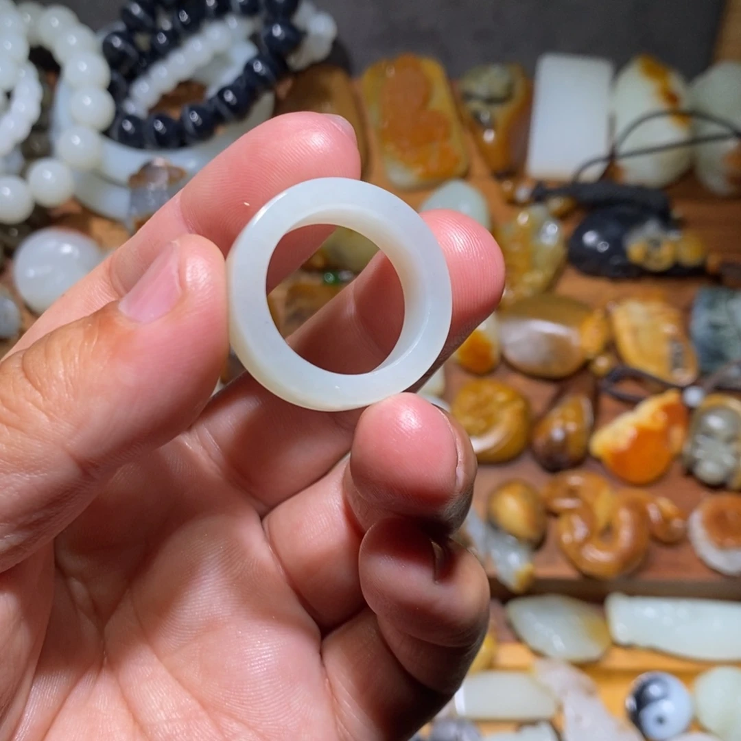 和田玉颈饰未镶嵌惊*。