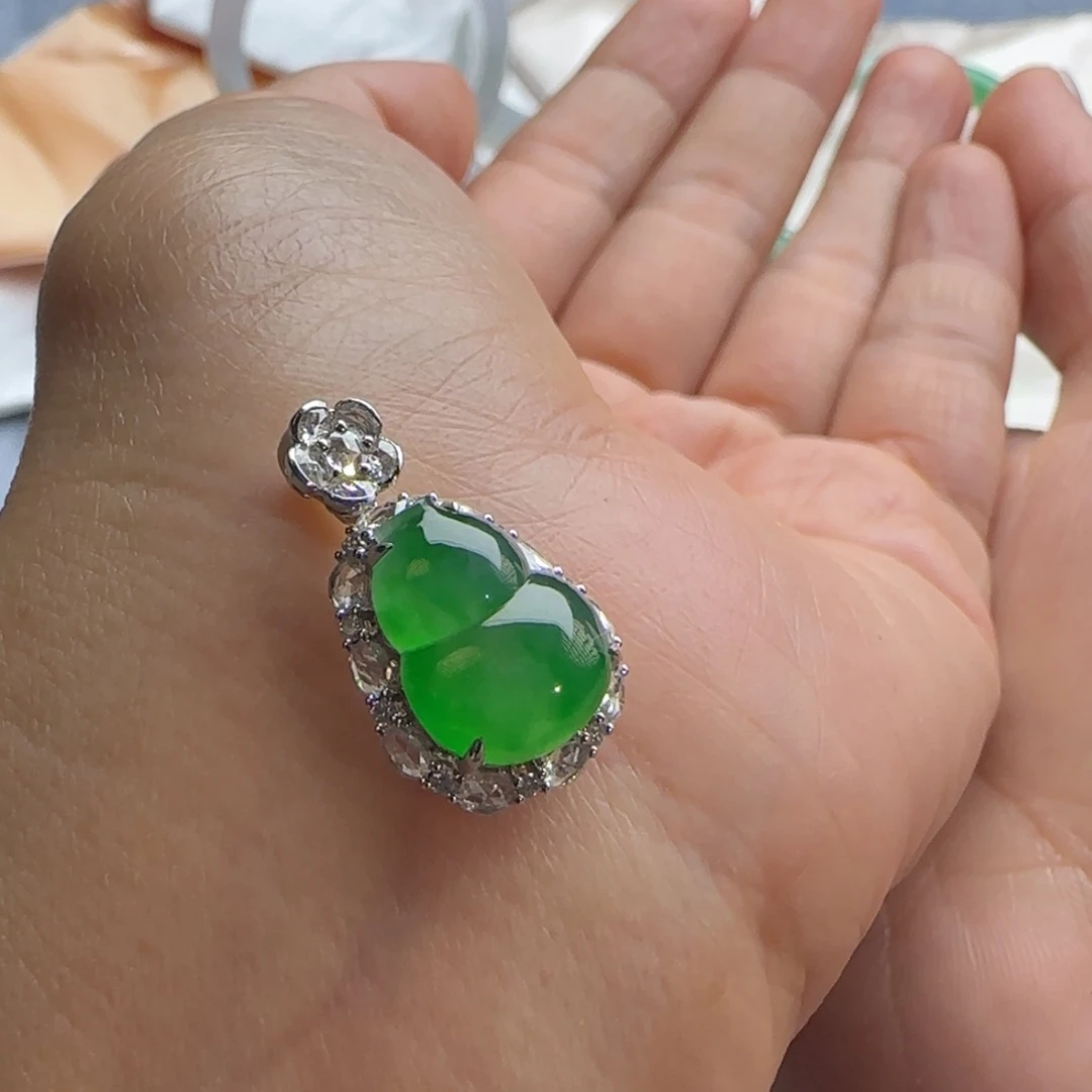 翡翠18K金镶嵌颈饰高冰辣色葫芦