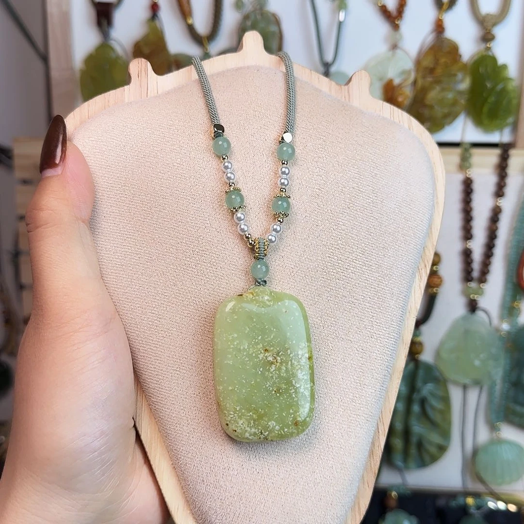 蛇纹石玉未镶嵌颈饰