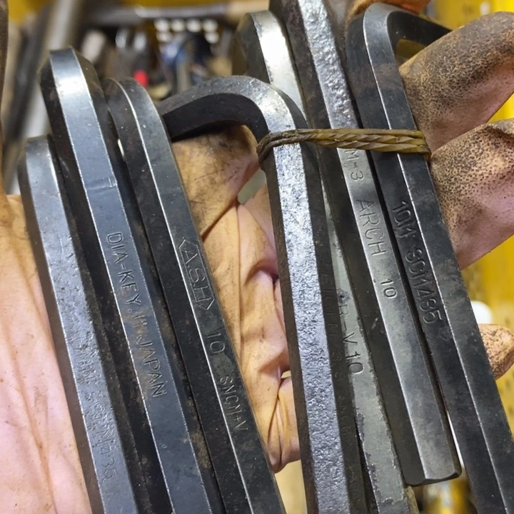 铁￴****辣一直以为他没有能力让