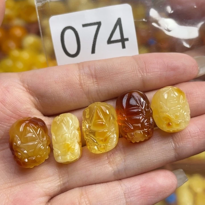 蜜蜡未镶嵌珠宝奇石天然俏色貔貅吊坠一个微瑕