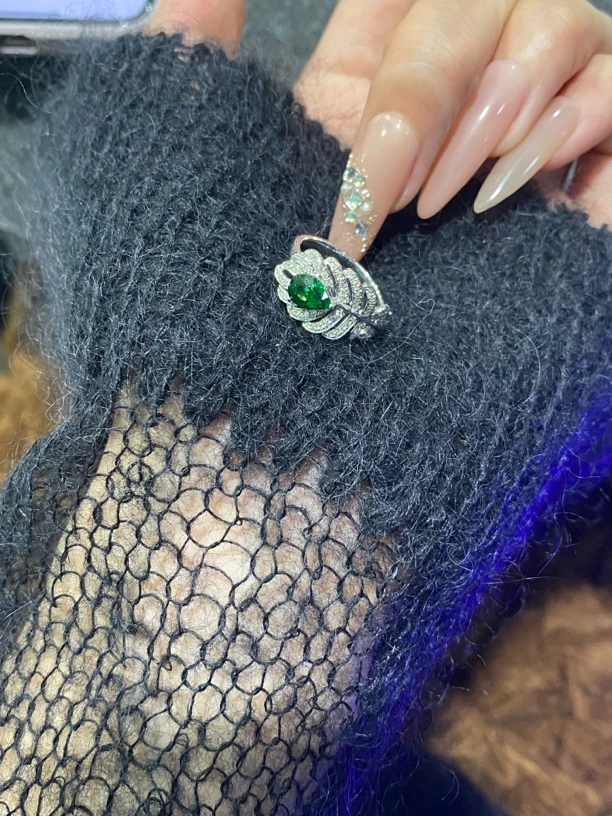 18k金镶嵌沙弗莱羽毛戒指