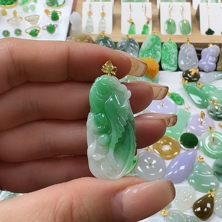 翡翠未镶嵌颈饰凤凰