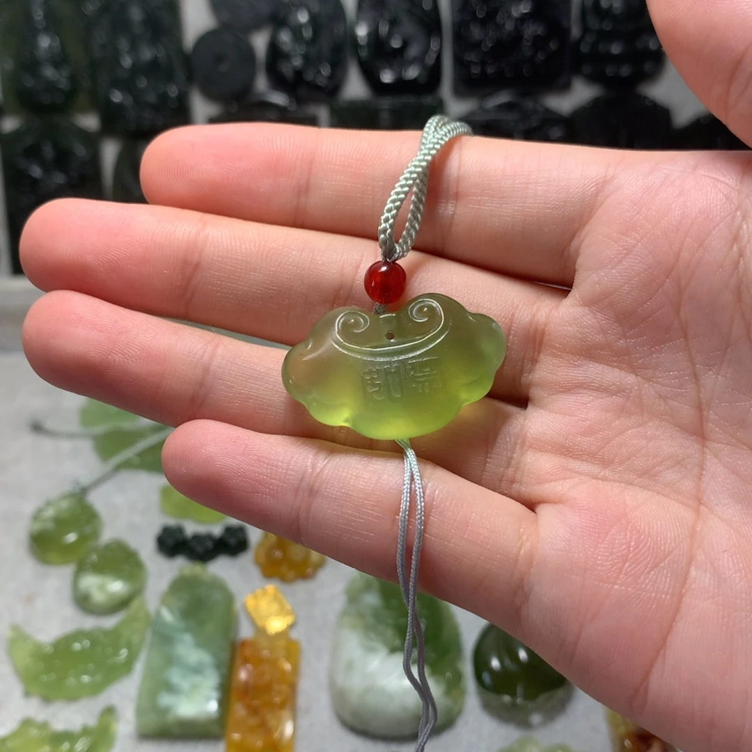 岫玉未镶嵌颈饰……