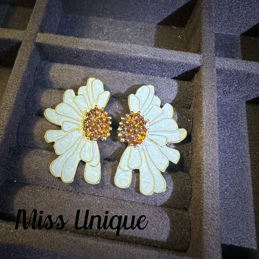 B2028珐琅彩小雏菊半花耳环