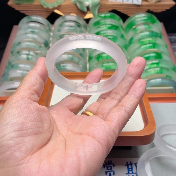 春***行石英质玉未镶嵌手镯