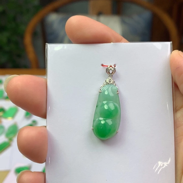 翡翠18K金镶嵌颈饰翡翠吊坠