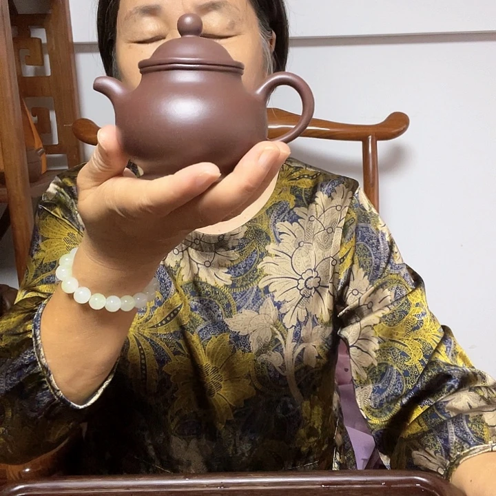 紫砂茶杯手艺人储影勤制作