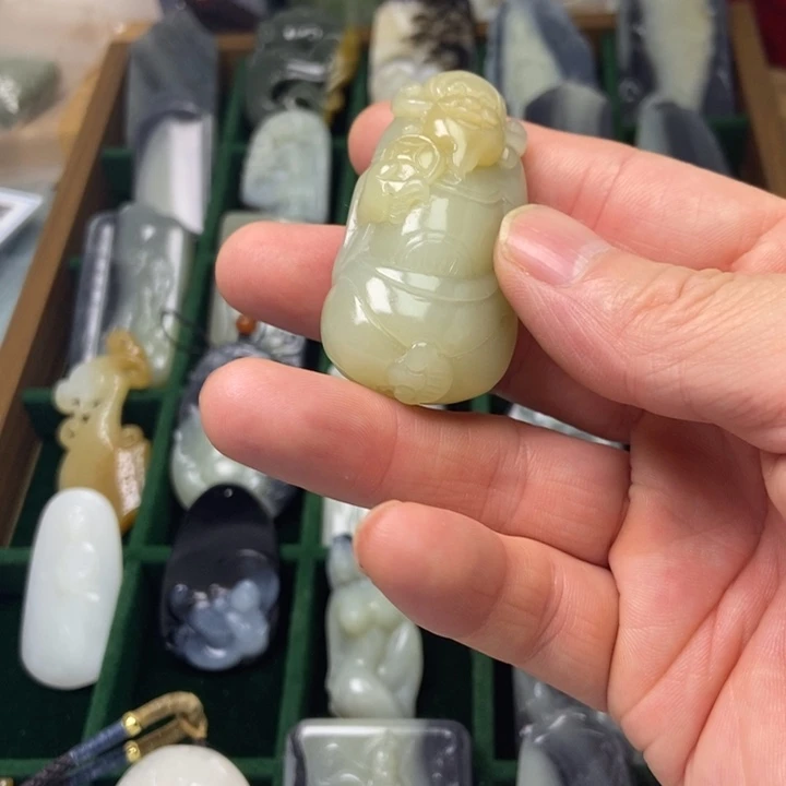悠***月和田玉未镶嵌颈饰