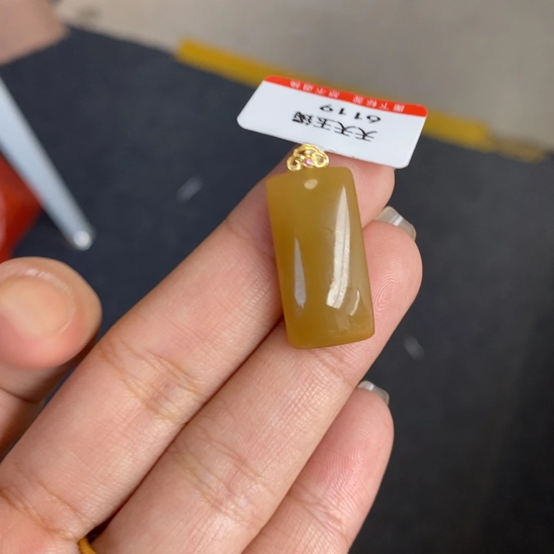颈饰18K金镶嵌和田玉