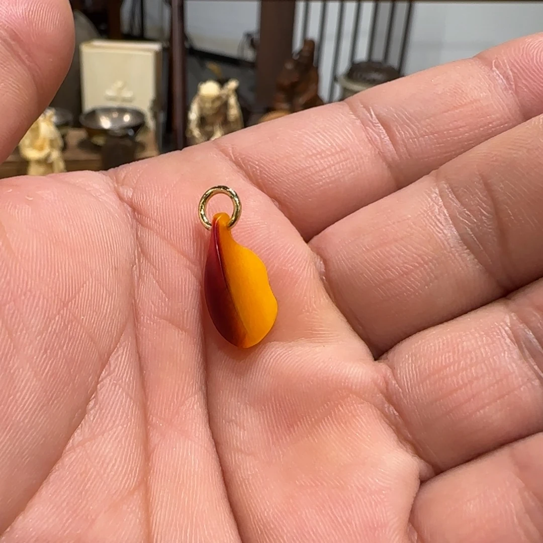 骆驼牙吊坠
