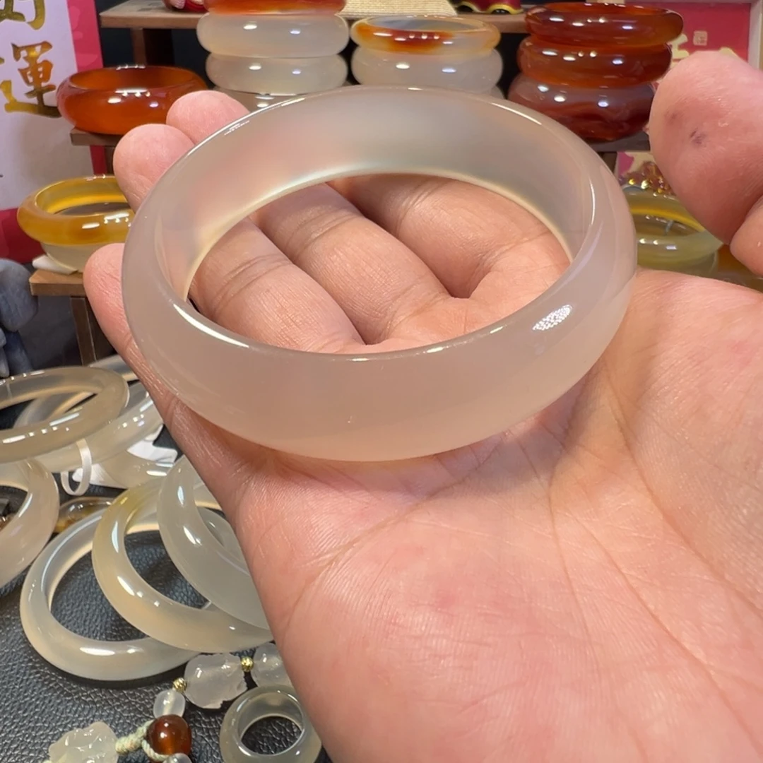 钱****手镯玛瑙/玉髓未镶嵌